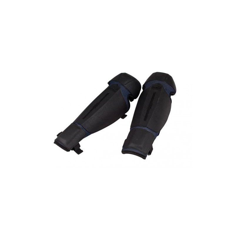 Black knee pads for brushcutter protection